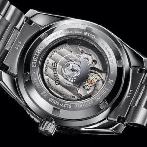 Das Seiko Kaliber 6L35 ist durch den Glasboden sichtbar.