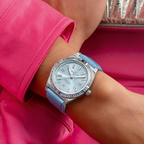 Breitling Chronomat South Sea Capsule Collection Eisblau Das Alligatorlederband ist farblich passend in Eisblau gehalten.