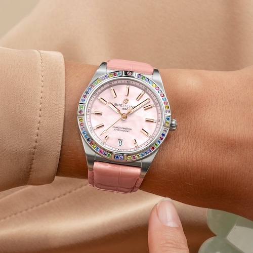 Breitling Chronomat South Sea Capsule Collection Perlmutt Das roséfarbene Zifferblatt ist aus Perlmutt gefertigt.