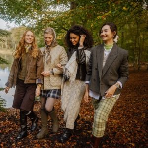 Ein schottisches Detail zieht sich durch die gesamte Highlands Capsule-Kollektion: ein Tweed-inspiriertes Textilarmband aus einer luxuriösen Mischung aus Seide und Wolle.
