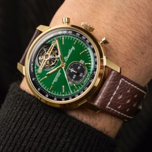 Dem Tourbillon bei zwölf Uhr liegt der Minutenzähler des Chronographen bei sechs Uhr gegenüber.