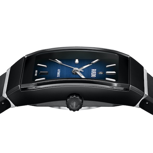 Rado Anatom 3346 blau Krone Die mattschwarze Lünette aus High-Tech-Keramik trägt das gebogene Saphirglas.