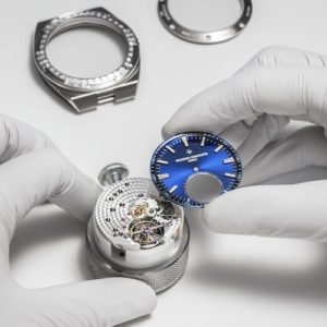 Erstmals kombiniert Vacheron Constantin das typische Blau der Overseas-Kollektion mit einem Weißgoldgehäuse.