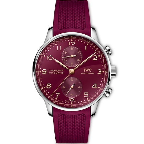 IWC Schaffhausen Portugieser Chronograph Dragon_IW371629 Front Kautschuk Der IWC Schaffhausen Portugieser Chronograph an einem burgunderfarbenen Kautschukband.