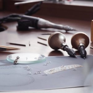 Das Kaliber 101 besteht aus 98 Bauteilen und wiegt kaum ein Gramm.