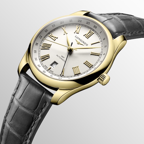 Longines Master Collection GMT Gelbgold L2.844.6.71.2 Die gelbgoldene Master Collection GMT wird an einem anthrazitgrauen Alligatorlederband getragen.