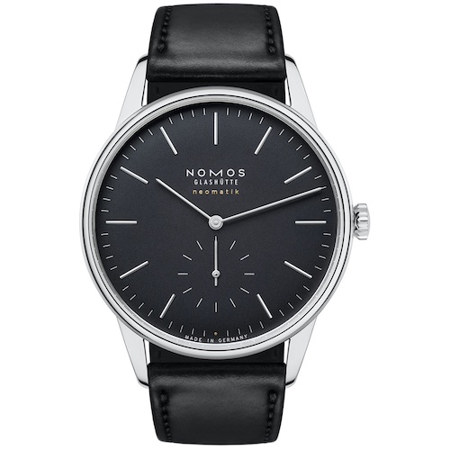 Nomos Glashütte 346 Orion Neomatik 39 New Black_Front Die silberfarbenen Indizes auf dem schwarz galvanisierten Zifferblatt sind geprägt.