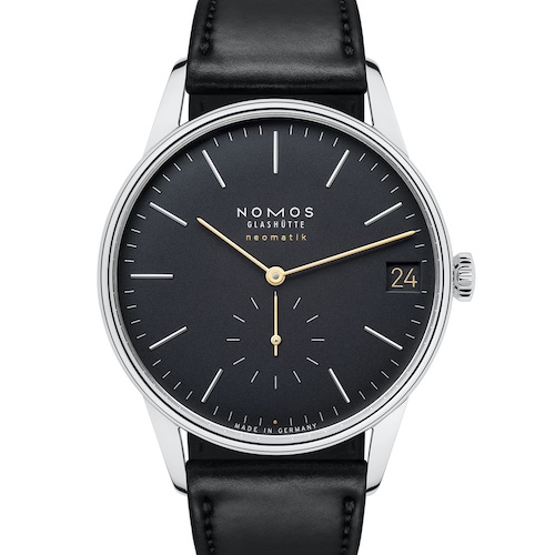 Nomos Glashütte 366 Orion Neomatik 41 Datum New Black Front Das große Orion-Modell besitzt ein großes und goldfarbenes Datum bei drei Uhr.