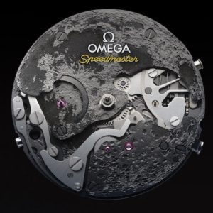 Die Zifferblattseite des Omega Kalibers 3869 zeigt die Ansicht des Mondes von der Erde aus.