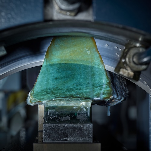 Wyoming Jade_Absaegen Vom Jadeblock werden millimeterdünne Scheiben abgetrennt.