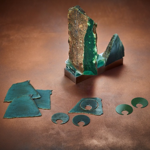 Wyoming Jade Fertigungsschritte Die Fertigungsschritte vom Jade-Fundstein zum Zifferblatt-Rohling.