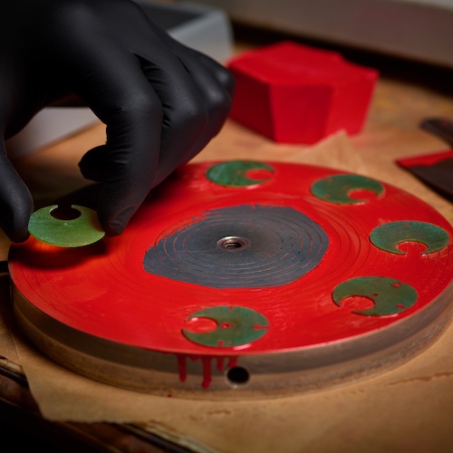 Wyoming Jade Vorbereitung Schleifen Die Jade-Rohlinge der Zifferblätter werden für das Polieren vorbereitet.