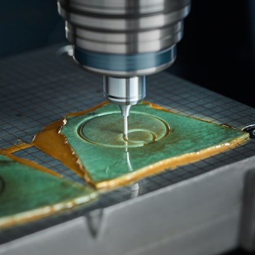 Wyoming Jade Zifferblatt Ausfräsen Die Ausformung des Zifferblattes und der Tourbillon-Öffnung erfolgt auf einer CNC-Fräse.