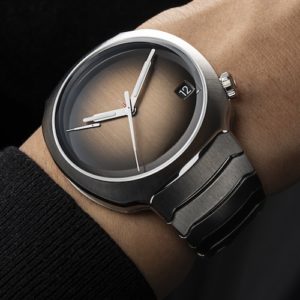 Alle Glieder das integrierten Armbandes sind beweglich und sanft gewellt und verbinden eine vertikal satinierte Finissierung mit polierten Oberflächen.