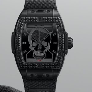 Das Totenkopfmotiv des Depeche Mode Modells beinhaltet eine Sanduhr.