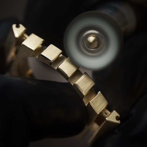 Piaget Polo 79 2024 PGGP49150_Polieren Das Gehäuse der Polo 79 von Piaget ist satiniert.