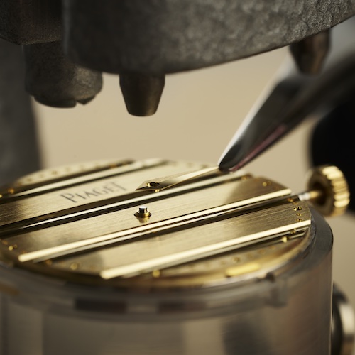 Piaget Polo 79 2024_PGGP49150_Zeiger_Setzen Gehäuse, Armband und Zeiger der Polo 79 von Piaget sind aus Gold gefertigt.