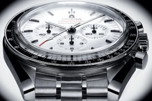 Omega Speedmaster Moonwatch weißes Zifferblatt 31030425004001 3