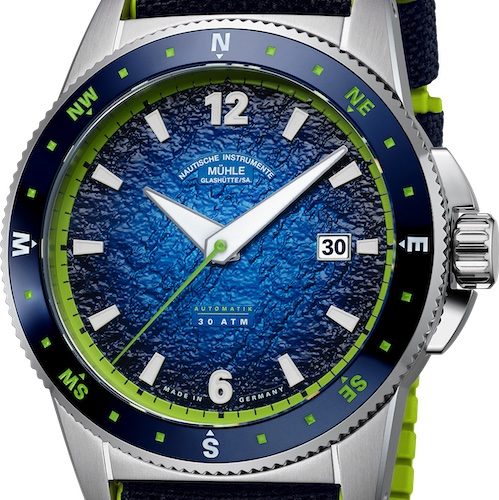 Sportivo Compass Datum M1-52-22 Leinen Das Compass-Modell besitzt eine Lünette mit blauem Keramik-Inlay.