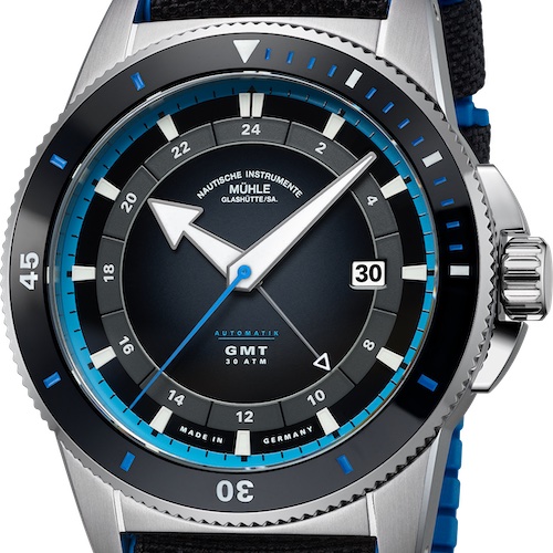 Sportivo Travel GMT M1-52-13 Lederband Die Mühle Glashütte Sportivo Travel GMT besitzt ein schwares Zifferblatt mit blauem Inlay.