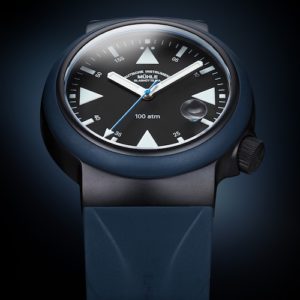 Die Lünette und das Armband sind aus blauem Kautschuk gefertigt.