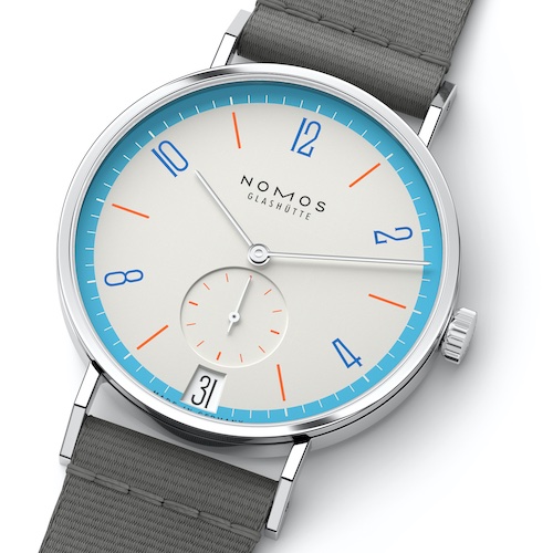 Nomos Glashütte Tangente 38 Datum Peace Im Layout des Zifferblatts ähnlich aufgebaut wie Tangente Datum Love, aber blauer und kühler ist Peace. Der leicht verwitterte Neutralton des Hintergrundes eignet sich ideal für die friedliche Koexistenz von Blau und Rot drumherum:.