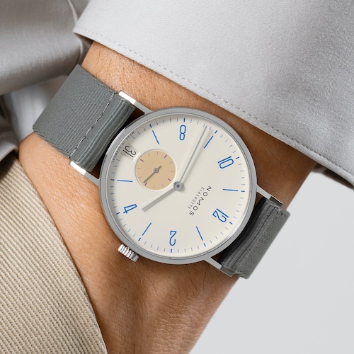 Nomos Glashütte Tangente 38 Datum Schulhausweiß Dieses Weiß wirkt fast durchscheinend und erinnert mit seinem Namen an die gekalkten Wände von alten Klassenräumen.
