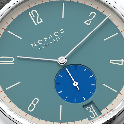 Nomos Glashütte 16 Tangente 38 Datum Super Sardine Die größte Fläche bildet hier ein Blau, das auf einem großen Anteil grüner Pigmente basiert. Eine geringe Menge Schwarz darin verleiht der Tangente ihren Vintage-Charakter.