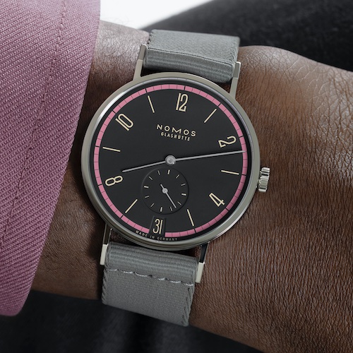 Nomos Glashütte Tangente 38 Datum Tiefseegrau Die Grundfarbe Tiefseegrau könnte man auch als ein Off-Schwarz bezeichnen, das Bilder aus dem Meer heraufbeschwört.