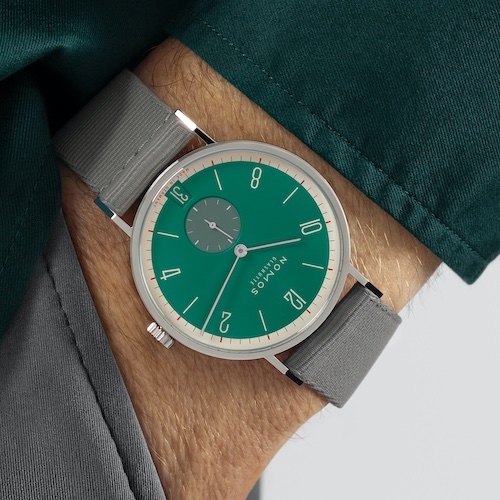 Nomos Glashütte Tangente 38 Datum Schlossgrün Die Tangente 38 Datum Schlossgrün ist inspiriert von englischen Gärten, dem Efeu an Mauern und dem blätternden Lack der Fensterrahmen eines Landhauses.
