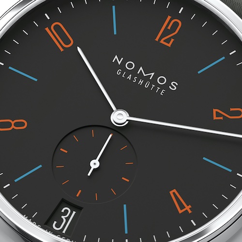 Nomos Glashütte Tangente 38 Datum Dunkelbunt Das Modell Tangente Datum Dunkelbunt wirkt oft mehr blau als schwarz und hat eine weichere Anmutung als reines Schwarz.