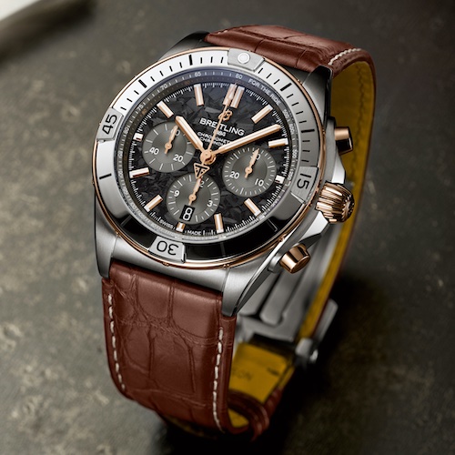 Breitling Chronomat B01 42 Triumph Speed Triple 1200 RR Das exklusiv den Motorrad-Besitzern vorbehaltene Sondermodell mit dem Triumph-Lpgo als Gegengewicht an dem Chronographenzeiger besitzt ein Karbon-Zifferblatt.