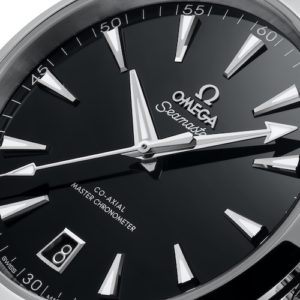 Das schwarze Zifferblatt der Omega Seamaster Aqua Terra ist glänzend lackiert.