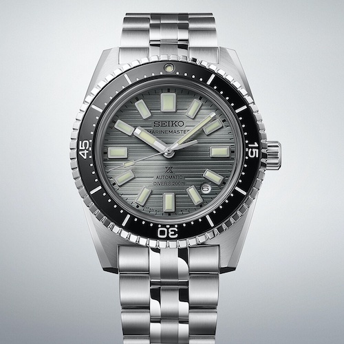 Seiko Prospex Marinemaster SJE117J1 Die Seiko Prospex Marinemaster Referenz SJE117J1 hat ein helltürkisgrünes Zifferblatt und eine schwarze Lünette.