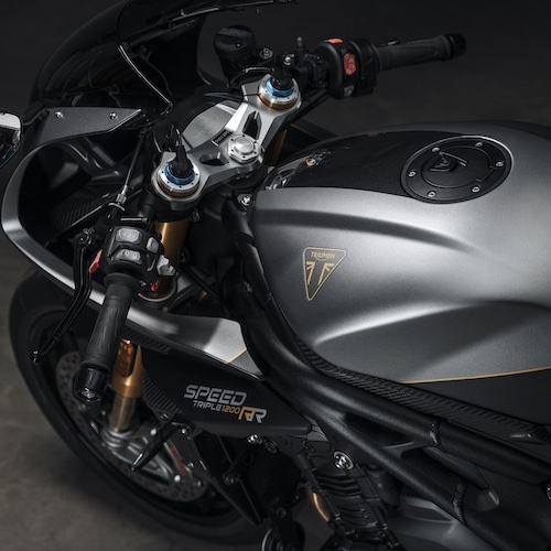 Triumph Speed Triple 1200 RR Breitling Der Tank der Triumph Speed Triple 1200 RR ist mit einem Breitling-Logo verziert.