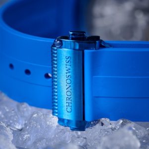 Das blaue Kautschukband der Chronoswiss Delphis Sub Zero besitzt eine Faltschließe.