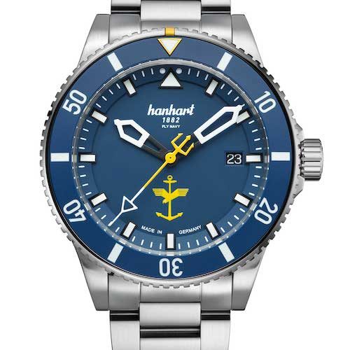 Hanhart-Fly-Navy-Aerosphere_Stahlband Die Sekunde zeigt nach griechischer Mythologie den Dreizack des Meeresgottes Poseidon.