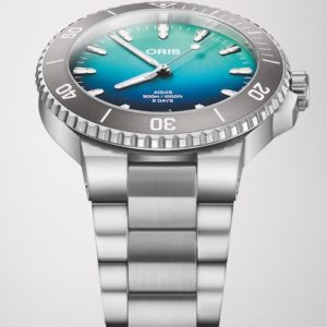Das dreireihige Edelstahlarmband besitzt ein Armbandwechselsystem und eine Schnellverstellung.