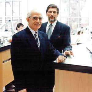 Walter Lange und Günter Blümlein in der Uhrenmontage im Gebäude Lange I im Jahr 1994.