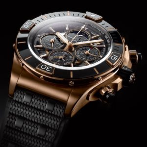 Die Breitling Chronomat besitzt Karmikeinsätze und ein skelettiertes Zifferblatt.