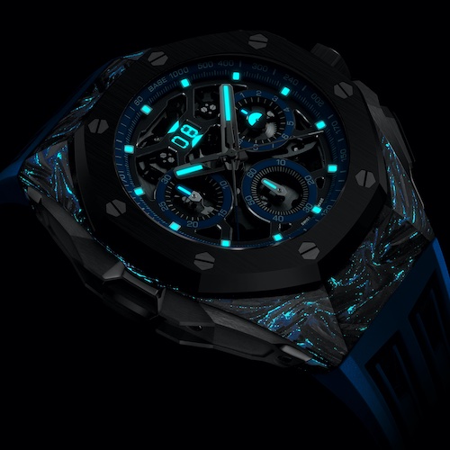 Auch das Gehäuse des Flyback-Chronographen leuchtet im Dunkeln.