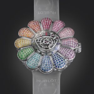 Das Armband aus transparentem Kautschuk ist mit Takashi Murakamis charakteristischem Blumenmotiv verziert.