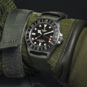 Auf der Tudor Pelagos FXD GMT lässt sich die Zeit in bis zu drei Zeitzonen gleichzeitig ablesen.