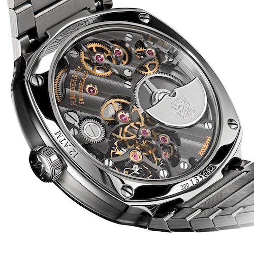 H. Moser &Cie_Streamliner_Small-Seconds_Blue_Enamel_GPHG_2024_Boden Das Manufakturkaliber HMC 500 mit Mikrorotor ist das flachste Werk von H.Moser & Cie im 21. Jahrhundert.