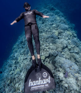 Der deutsche Apnoe-Taucher Fabio Tunno testete en Prototypen der Hanhart Aquasphere.