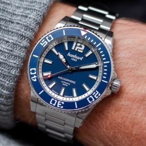 Die Hanhart Hanhart Aquasphere Freefall Blue besitzt ein Heliumauslassventil.