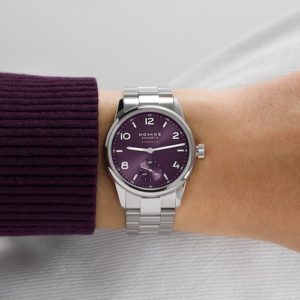 Das violett galvanisierte Zifferblatt besitzt vertiefte Indizes, die mit Super-Luminova befüllt sind.