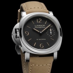 Krone und Kronenschutzbügel liegen bei der Panerai Luminor Destro Otto Giorni PAM01655 auf der linken Seite.