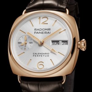 Die Panerai Radiomir PAM01453 zeigt neben der Uhrzeit Wochentag, Datum und eine zweite Zeitzone mit Tag-/Nacht-Anzeige an.