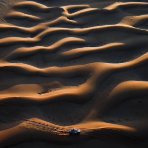 Carlos Sainz und Lucas Cruz (Spanien) auf ihrem Audi e-Tron nahe Subaytha in Saudi Arabien.